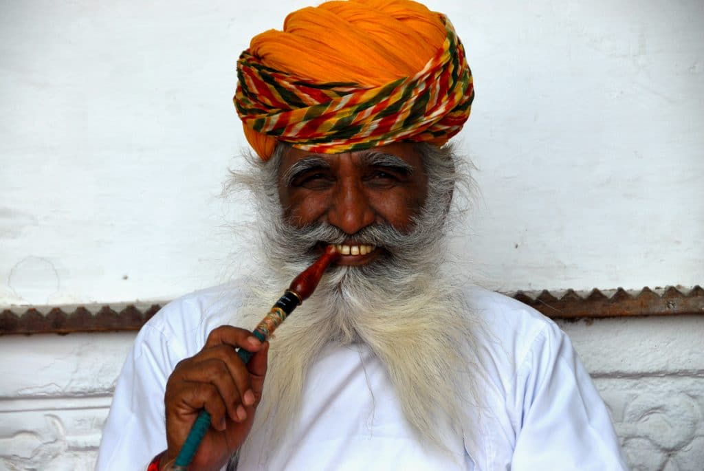 Learn how to tie a traditional turban in Rajasthan