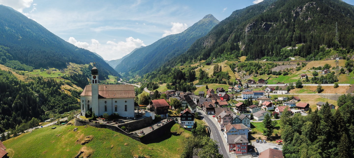 During the Gotthard panorama route, the church of Wassen can be seen three times.