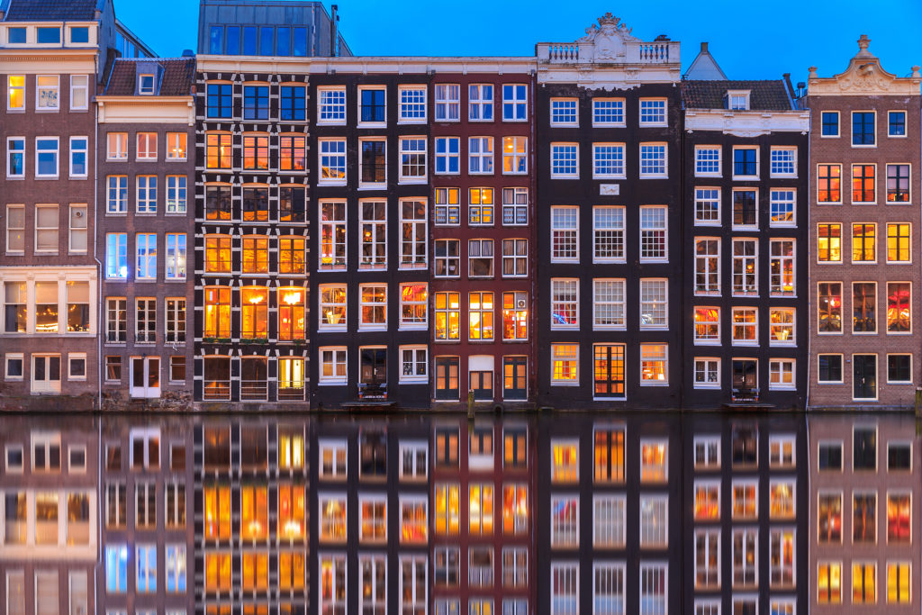 Explore the beautiful river houses of Amsterdam