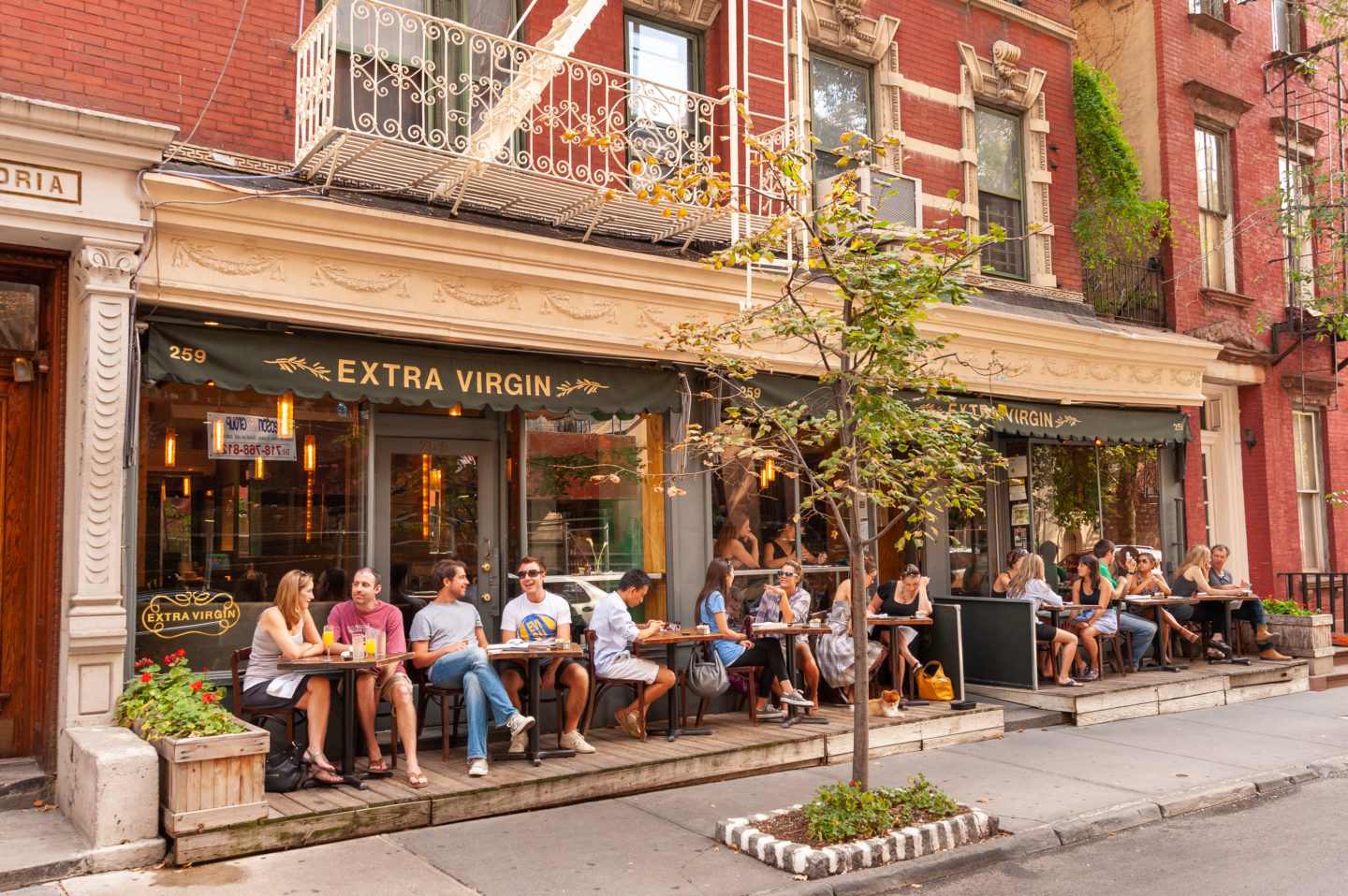 Al fresco dining in downtown of New York streets