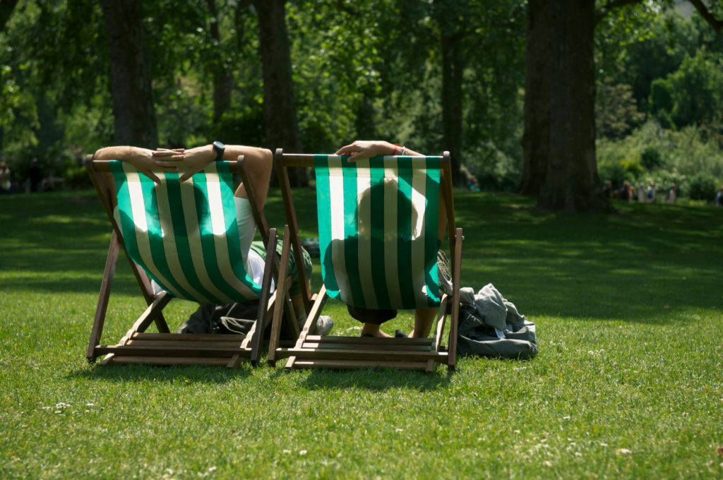 Couple unwind in Green Park, a calming refuge in the midst of London's bustle