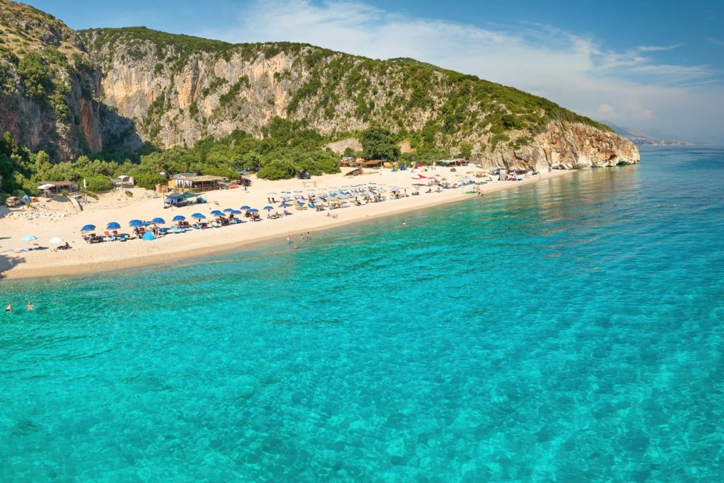 A small beach, with white sand and turquoise waters, ideal for a relaxing getaway.