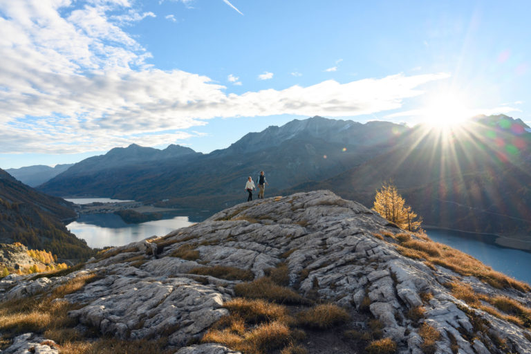 Two people hiking the Via Engiadina in the Engadine.